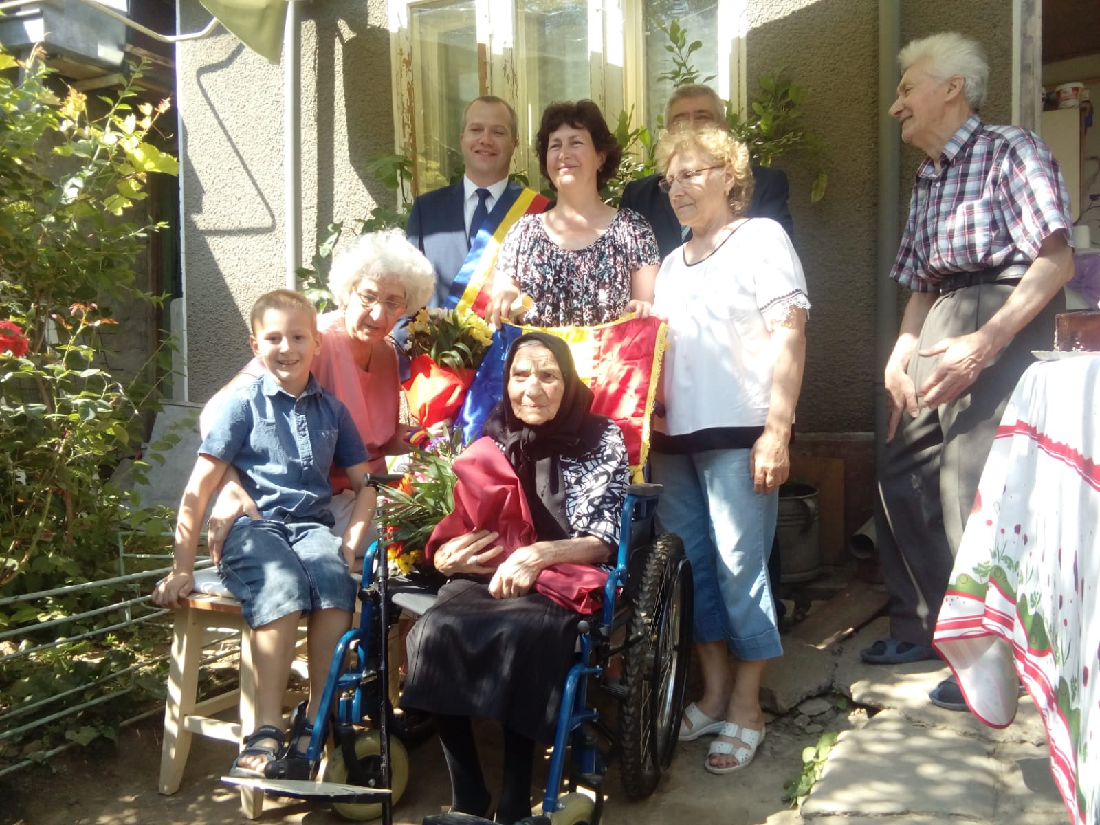 O femeie din Galaţi care împlineşte o sută de ani a fost sărbătorită de autorităţi în curtea casei/ FOTO