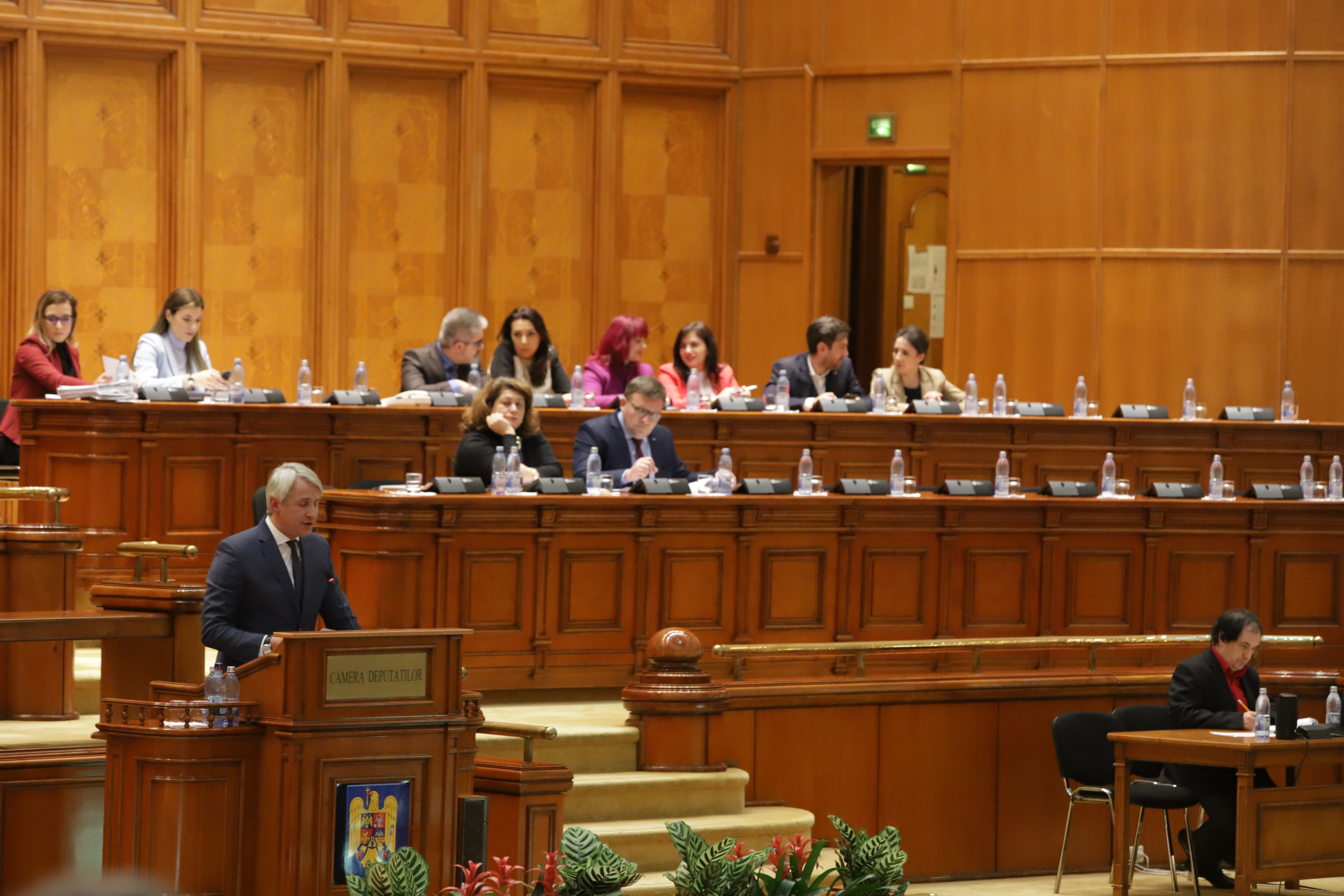 UPDATE. Plenul Parlamentului a început dezbaterea la proiectul de buget pe 2019. Dragnea lipseşte, miniştrii din Cabinet nu au ajuns la şedinţă (FOTO/ VIDEO)