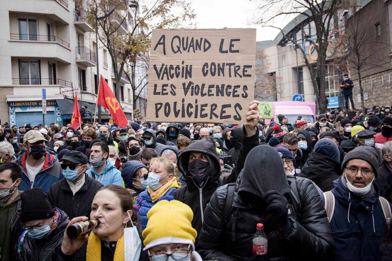 Incidente la Paris între protestatari și forțele de ordine. Mașini incendiate, gaze lacrimogene și focuri de artificii