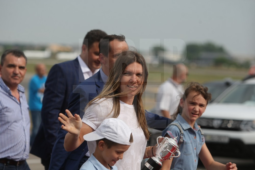 VIDEO&FOTO. Sosirea Simonei Halep în România după ce a câștigat Roland Garros 2018. Așteptată pe covorul roșu!
