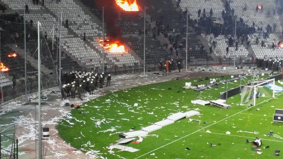 Război în Grecia: meciul PAOK - Olympiacos a fost abandonat. ^Fanii au intrat pe teren! Antrenorul oaspeților a fost lovit / VIDEO