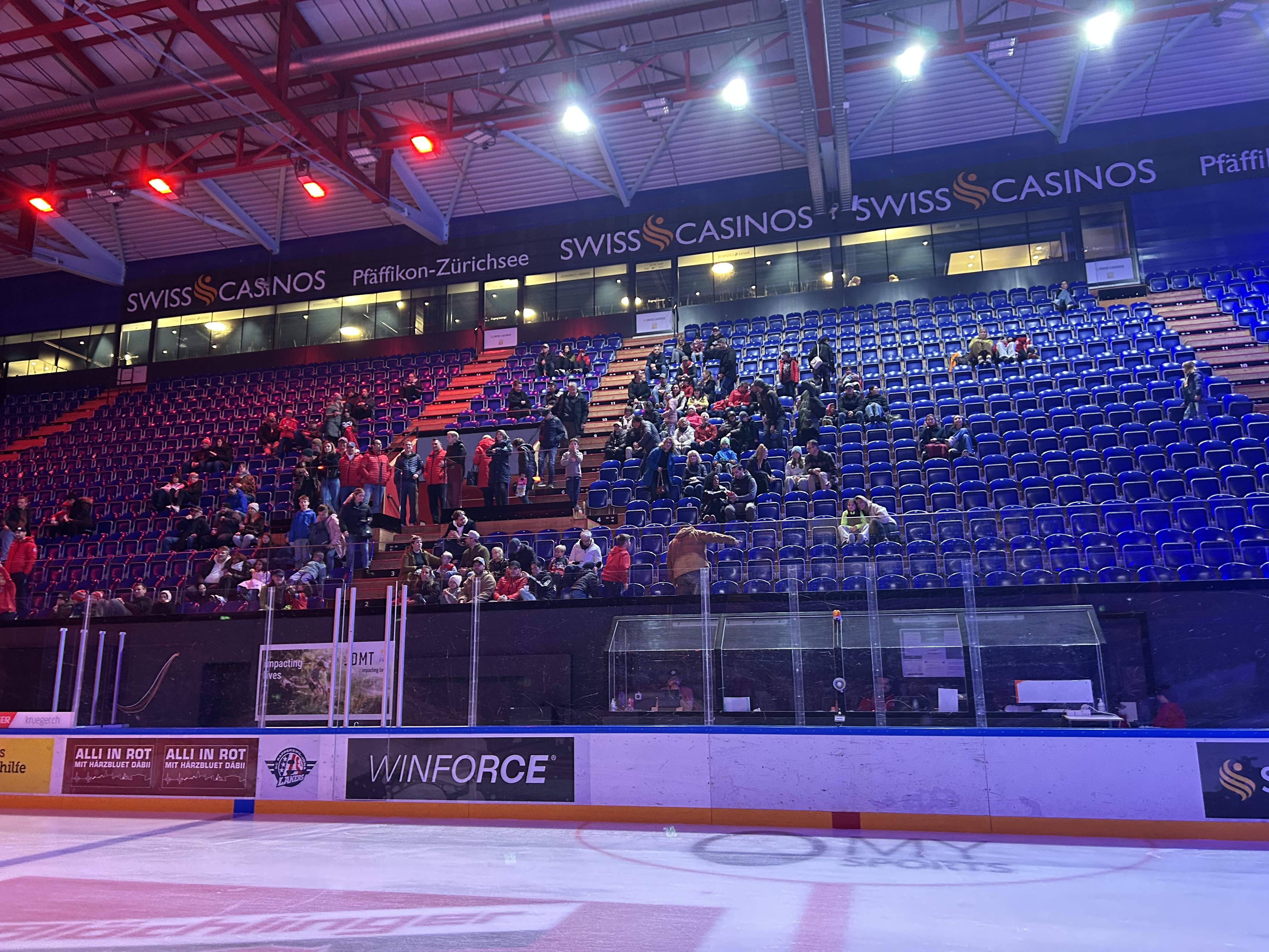 Cum am petrecut de ziua hocheiului elvețian pe gheața patinoarului din Rapperswil alături de 300 de copii: „Hop, Rappi!”
