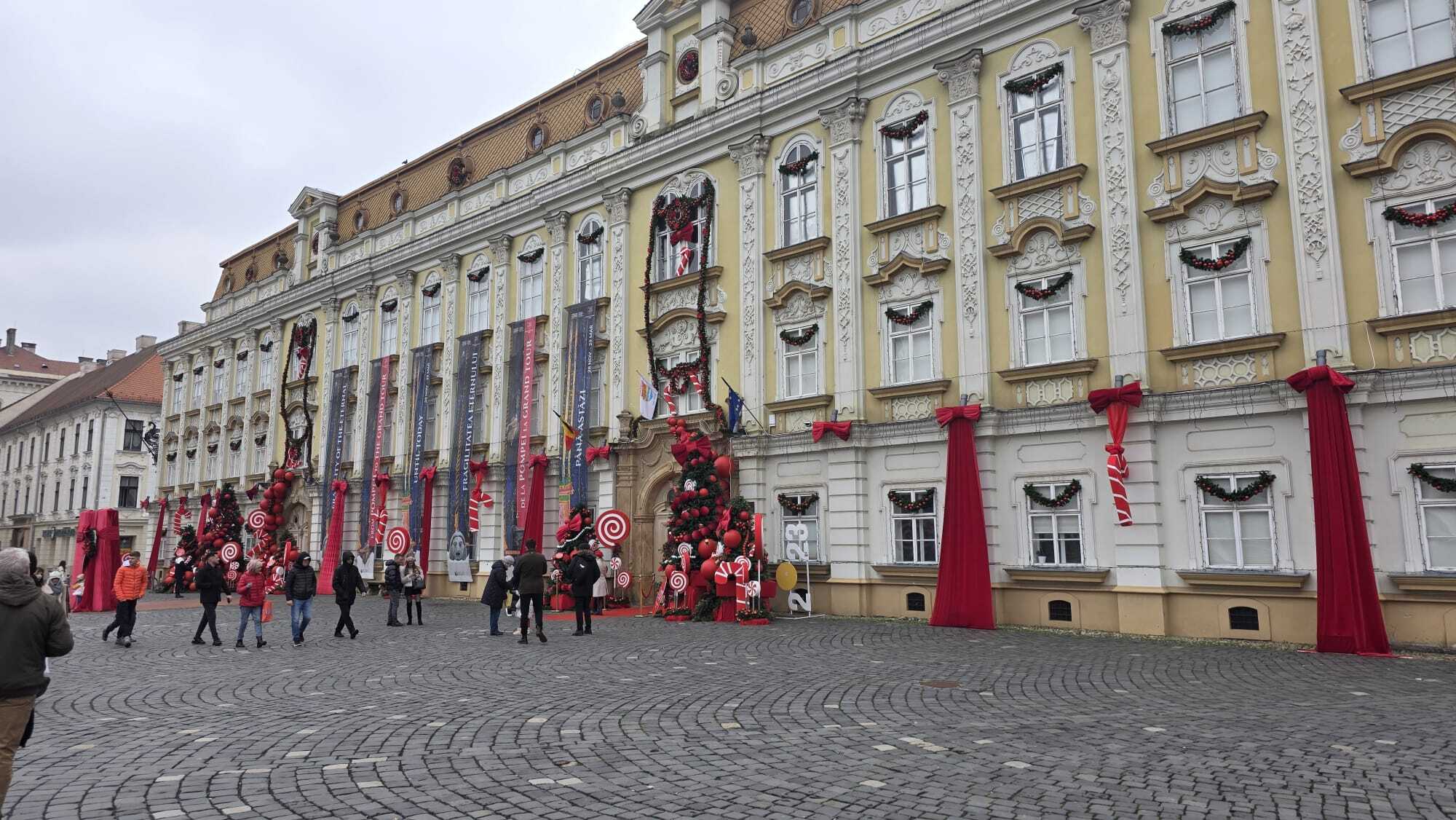 Cât a costat împodobirea festivă a „celui mai instagramabil loc din Timișoara” și a Consiliului Județean Timiș. Motivul pentru care achizițiile nu apar pe SEAP