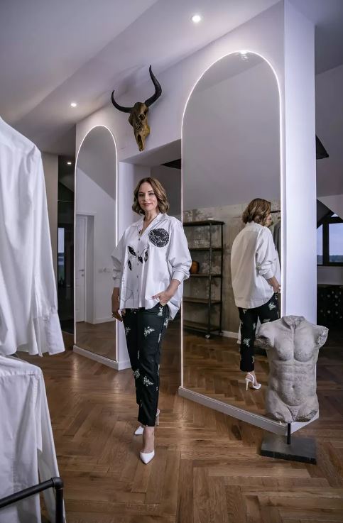 Imagini din casa în care locuiește Andreea Marin. Are cadă în dormitor și a amenajat vila după ideile ei