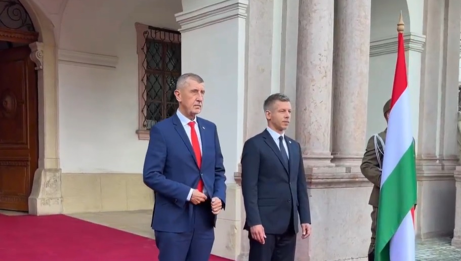 Magyar Péter Gödöllőn fogadta Andrej Babis cseh miniszterelnököt – Így indult a V4-találkozó – videó
