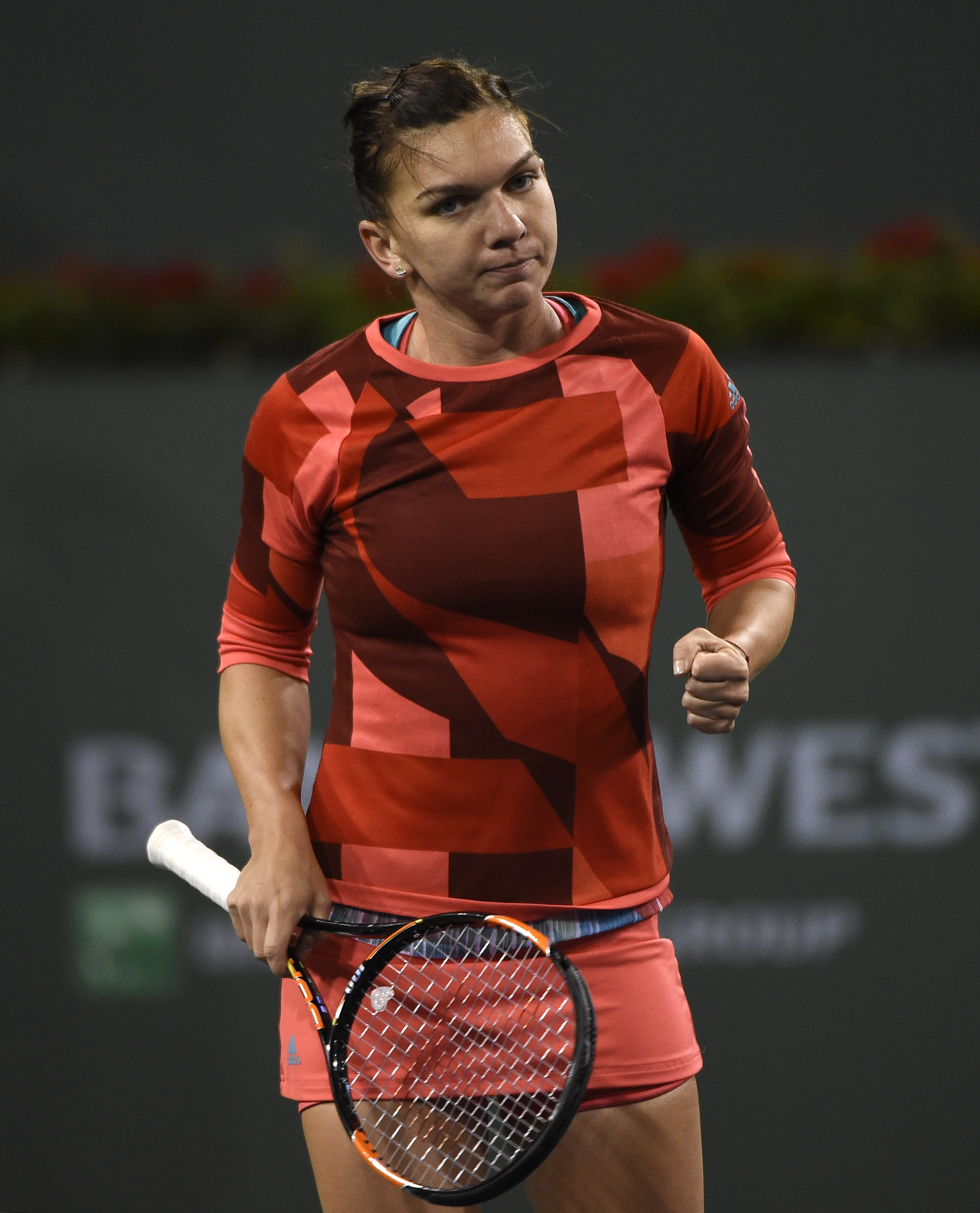 Indian Wells, turul III. Halep strălucește din nou! A dominat-o în stil de mare campioană pe Makarova și calcă apăsat în ”optimi”. Pentru numărul 5 WTA, abia acum începe sezonul: 5-5 e raportul victorii - înfrângeri în 2016! ”Terapia” cu Agassi&Graf a reușit: Simo joacă altceva decât în startul stagiunii. În primul set contra rusoaicei, a fost aproape fără greșeală! / LIVE BLOG&FOTO&VIDEO