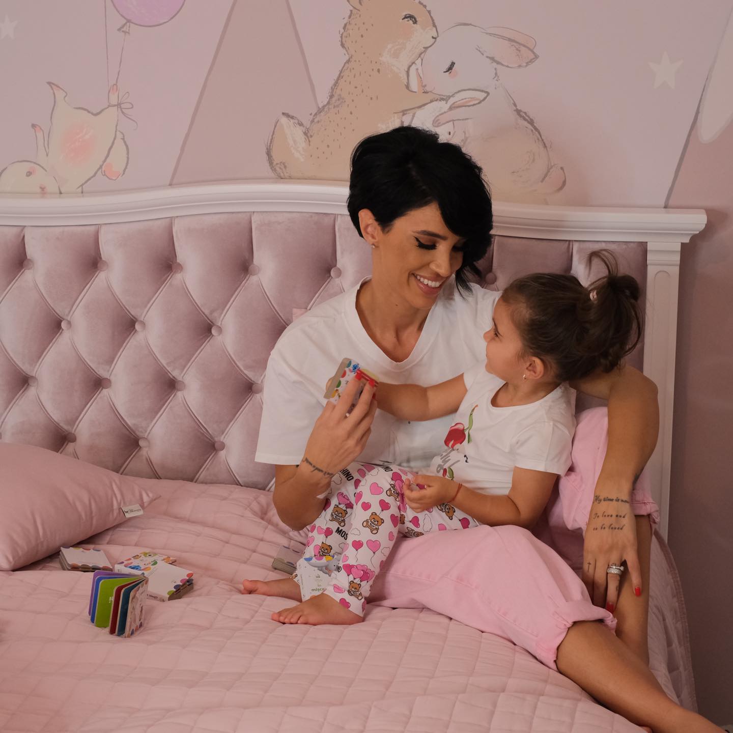 Imagini cu casa în care locuiește Adelina Pestrițu cu familia. Are un dormitor de lux, cu o lenjerie personalizată care costă 8.000 de lei