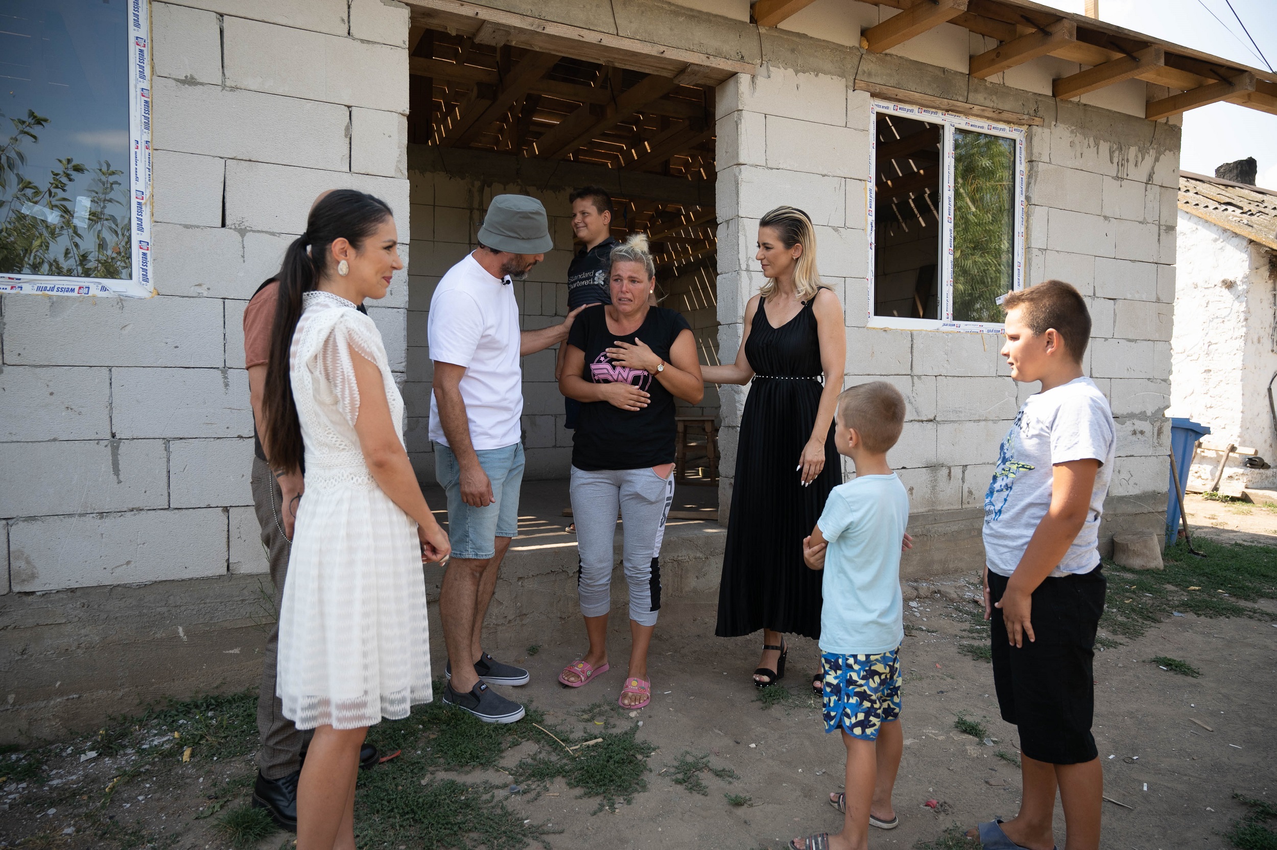 Povestea emoționantă a unei mame cu trei copii de la „Visuri la cheie”. Locuiesc într-un grajd: „Au început bătăile tot mai des”
