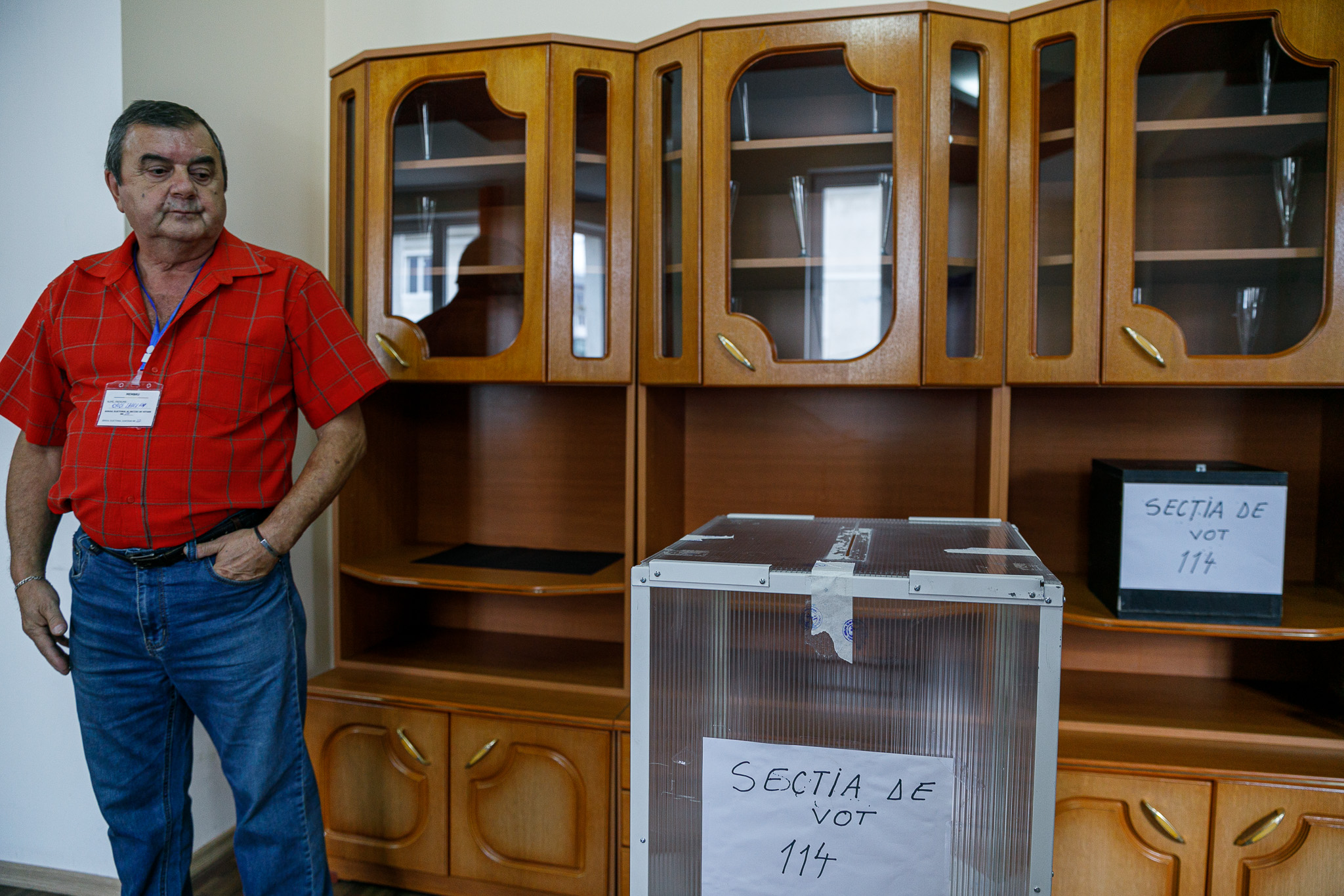 Oamenii din Lupeni au votat în cârje, supărați, fără speranță că le va fi mai bine. “Ăștia-s politicieni? Toți vor să ajungă la putere ca să își bată joc de fiecare!”
