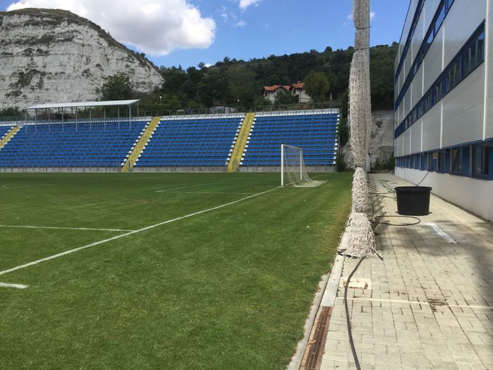 Așa arată stadionul din Balcik pe care Farul vrea să joace în Liga 2. ”Sunt bineveniți aici!”. Omul care a ucis Dinamo în 1995 antreneaza echipa Cernomoreț din localitate