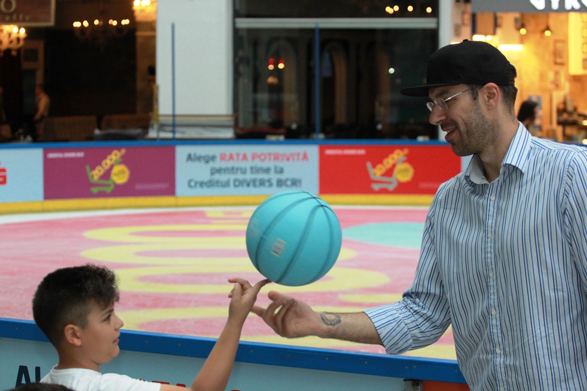 Virgil Stănescu, președintele echipei de baschet Steaua, a dat lecții de baschet în mall