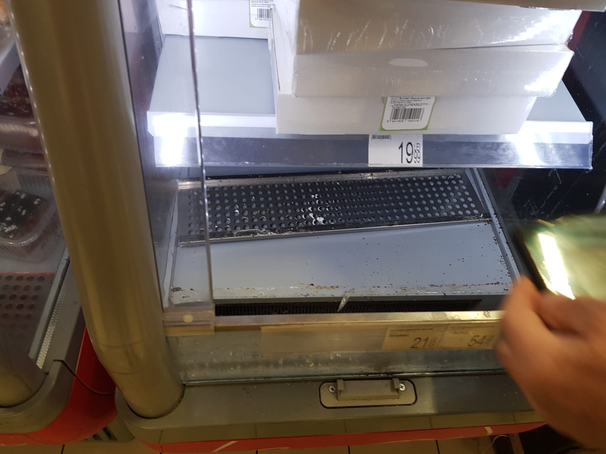 Sute de kilograme de alimente, oprite de la comercializare în două din cele mai populare stațiuni montane. Ce au descoperit inspectorii ANPC