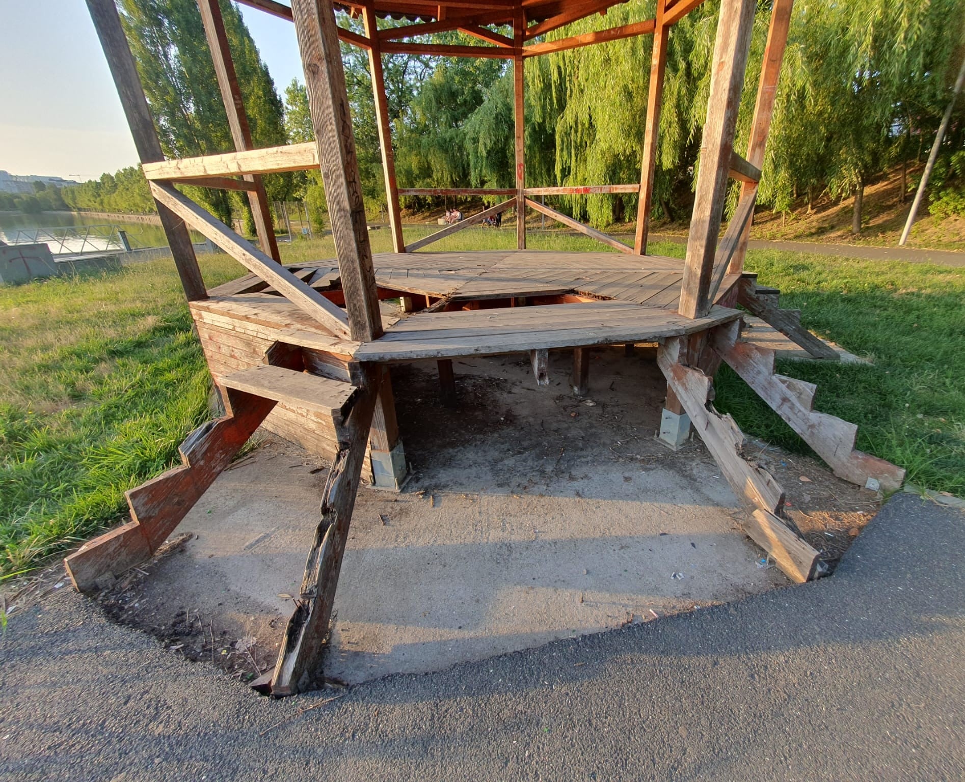 Apocalipsa din Parcul Tei: complexul de distracții abandonat, bănci vandalizate, munți de gunoaie, pontoane devastate. Pericol iminent de tragedii!