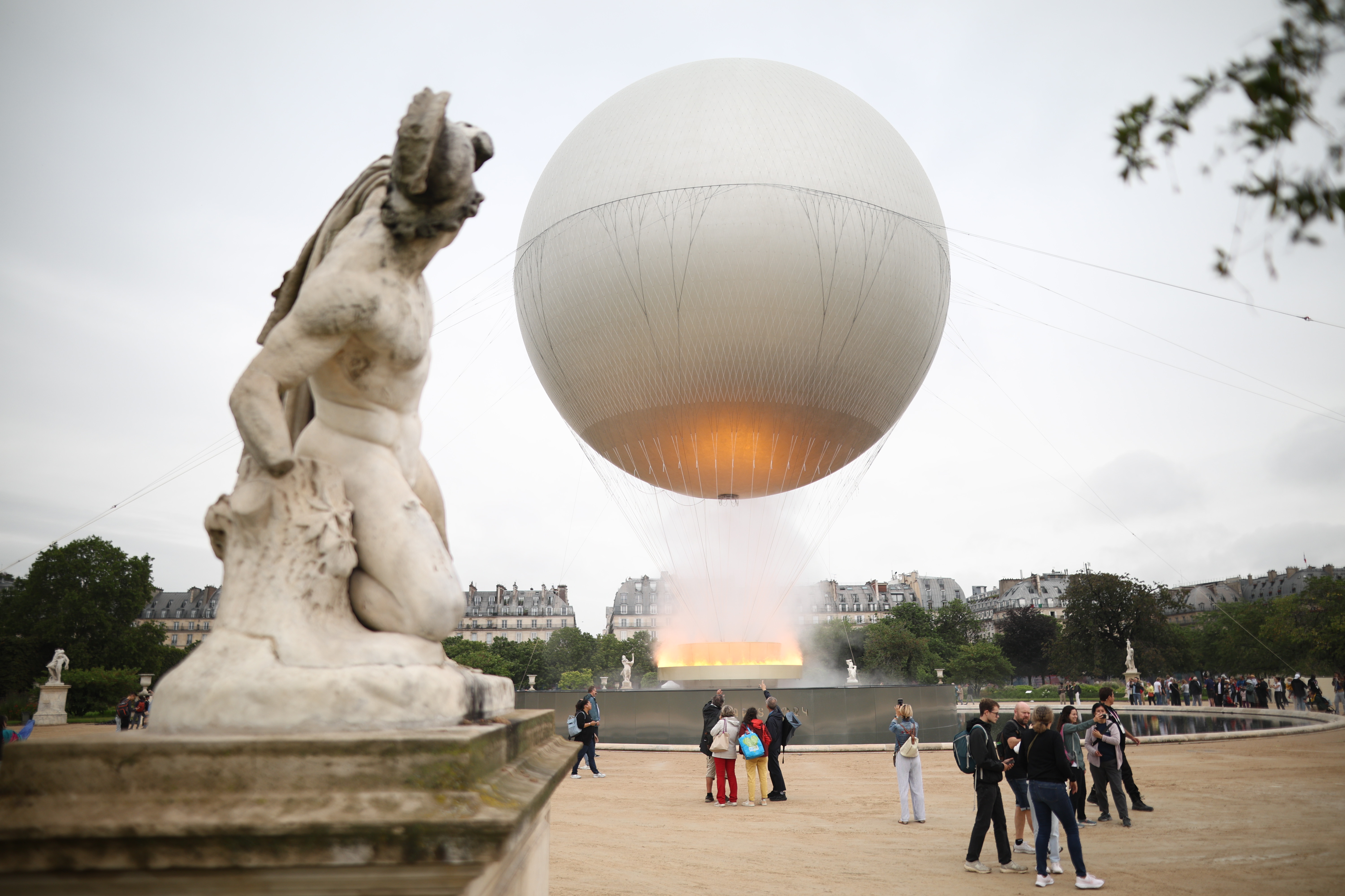 Flacăra olimpică de la JO 2024 arde pe cerul Parisului sub un balon. O inovație tehnică ce folosește electricitate pentru a imita un foc real