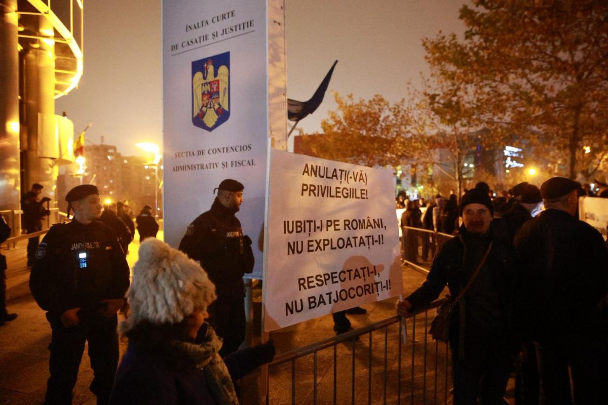 Protest în fața CSM după valul de infractori eliberați: „Pentru furt, abuz și mită vine Lia și te-achită”