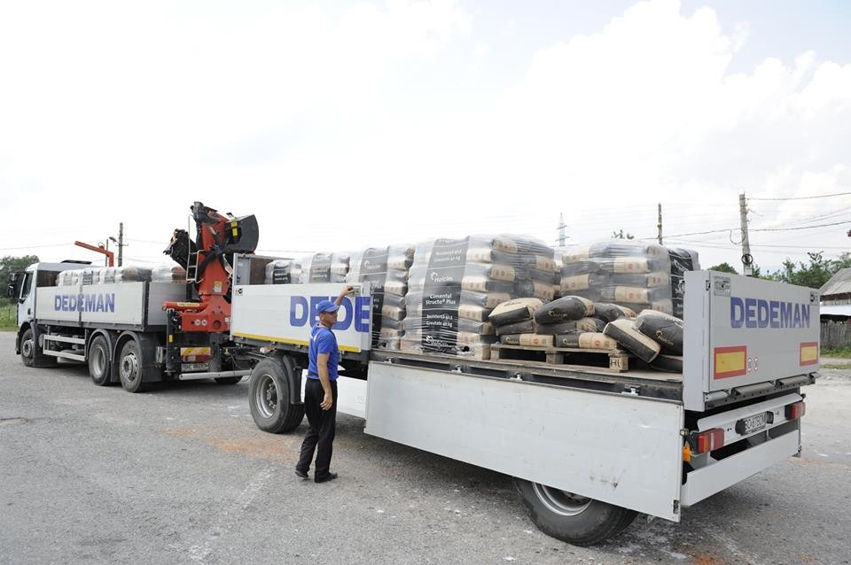 Luptătorii Superkombat au împărţit materiale de construcţii şi ajutoare sinistraţilor din Vaideeni