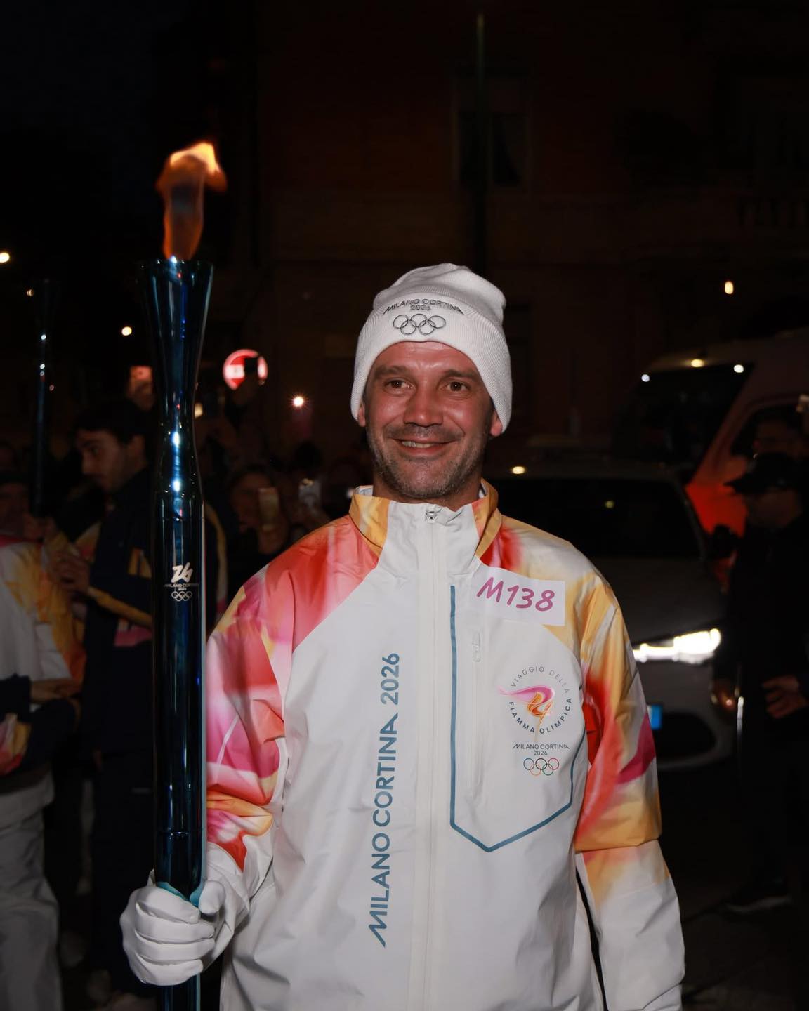 Cristi Chivu, alături de soția Adelina și fiicele lor la purtarea torței, cu o zi înainte de începerea Jocurilor Olimpice de Iarnă 2026. Familia a pozat împreună