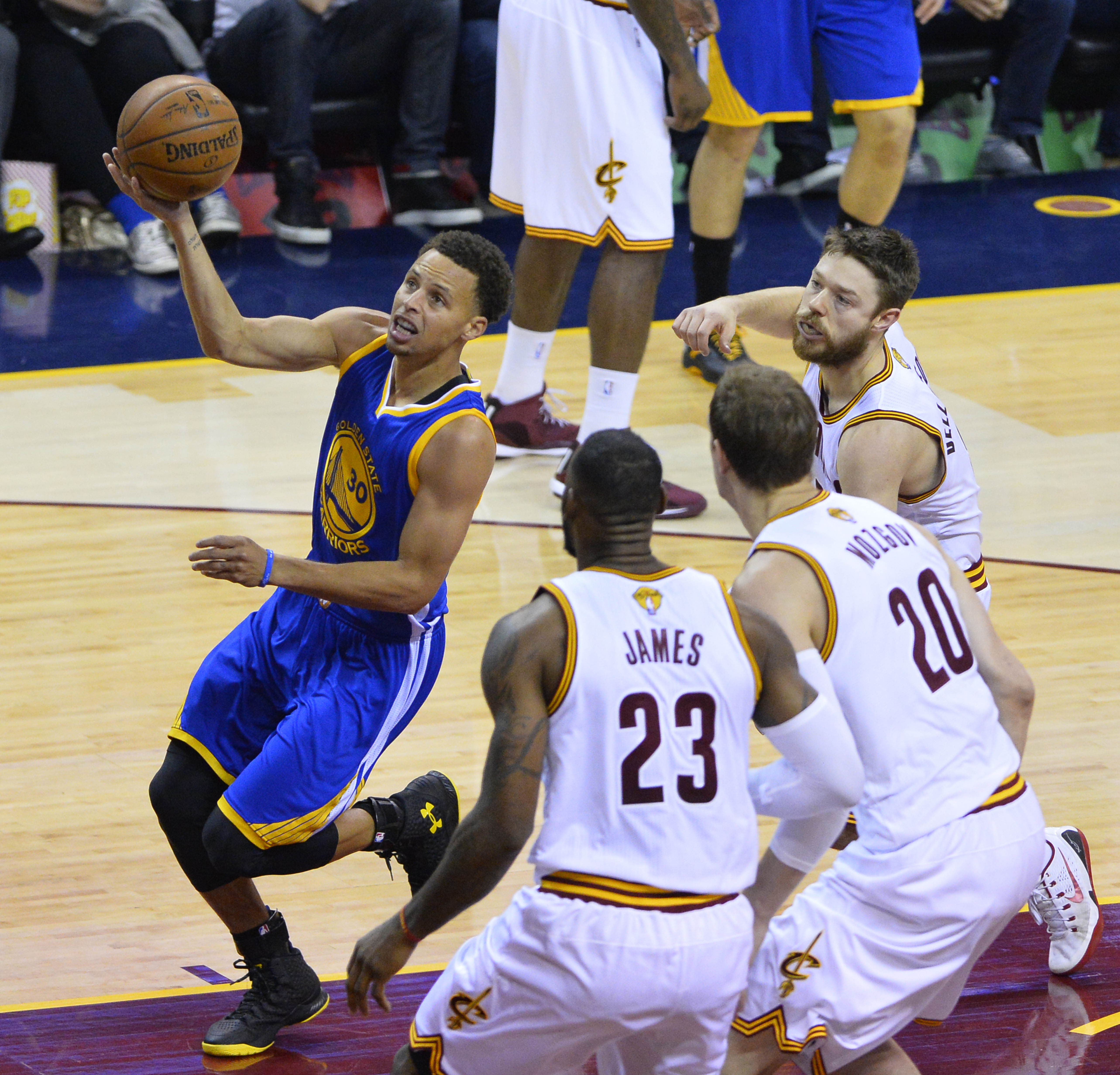Stephen Curry l-a bătut pe LeBron James. ^Golden State Warrios e noua campioană NBA