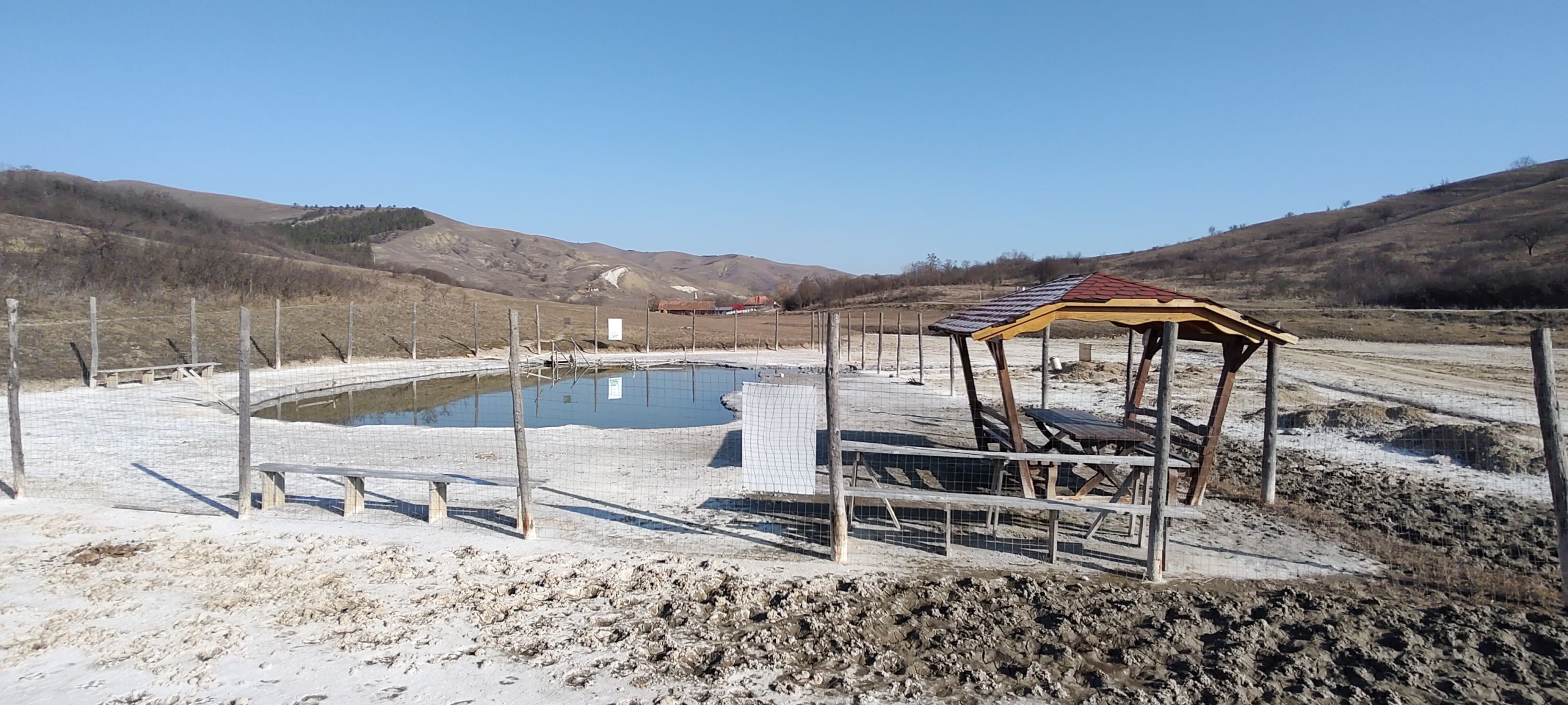 Cătunul cu 20 de locuitori din Transilvania situat pe un masiv de sare. Scos din izolare prin asfaltarea drumului și o bază de agrement de 3 milioane de euro
