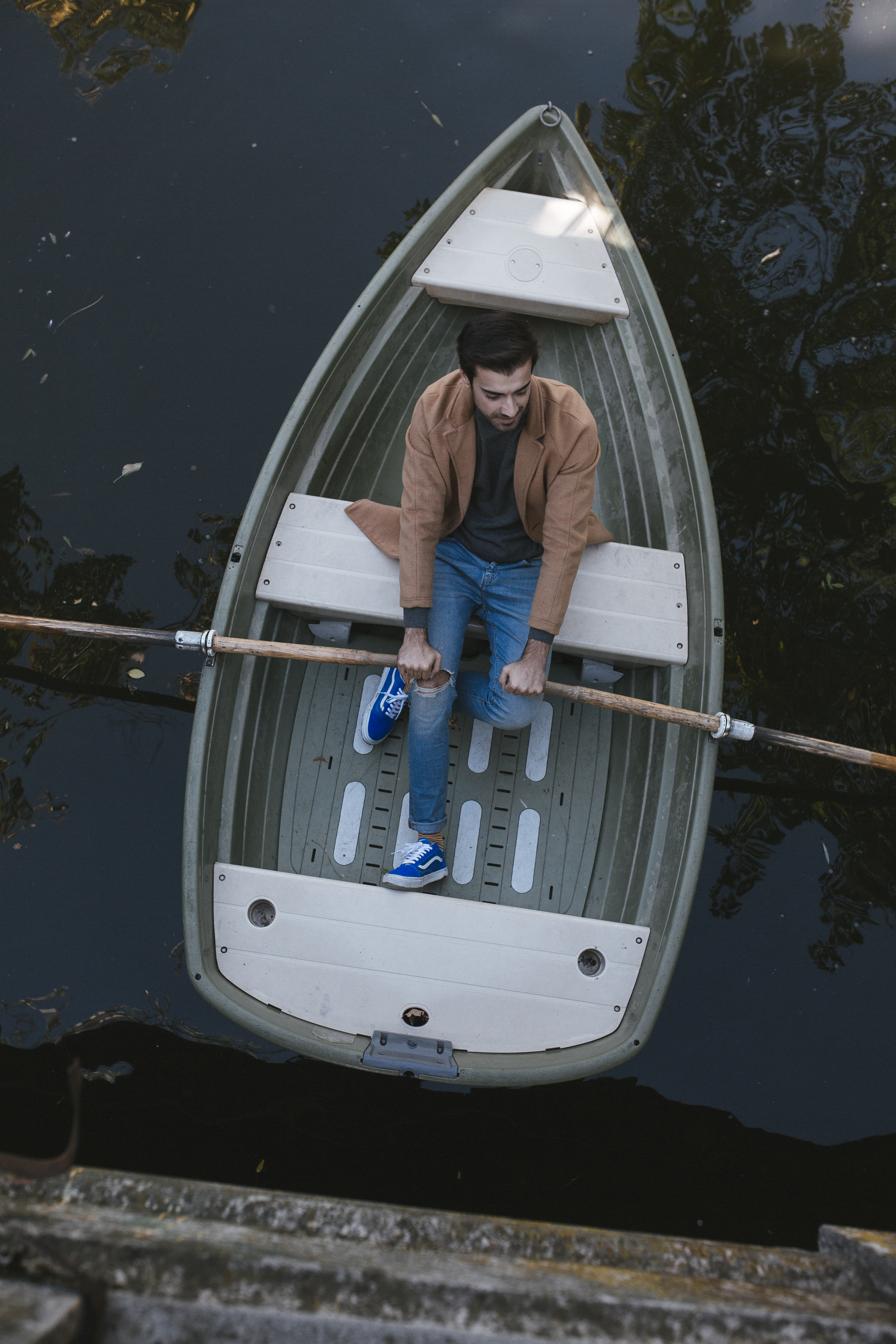 FOTO EXCLUSIV | Liviu Teodorescu are lipici la domnișoare, are iubită, dar tot singur umblă. Solitar la plimbare în mijlocul lacului