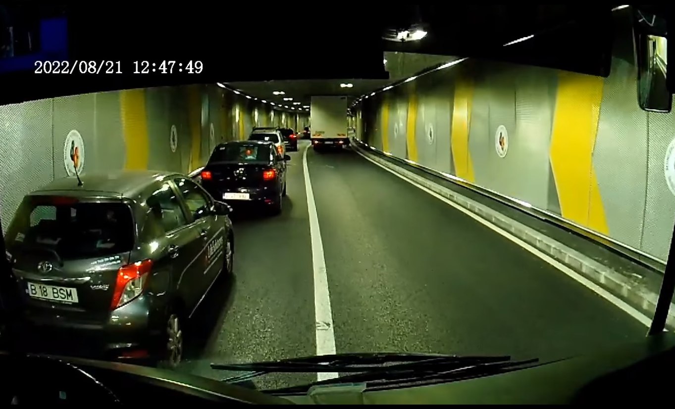 Pasajul Unirea din București, blocat din nou. Un camion a rămas înțepenit