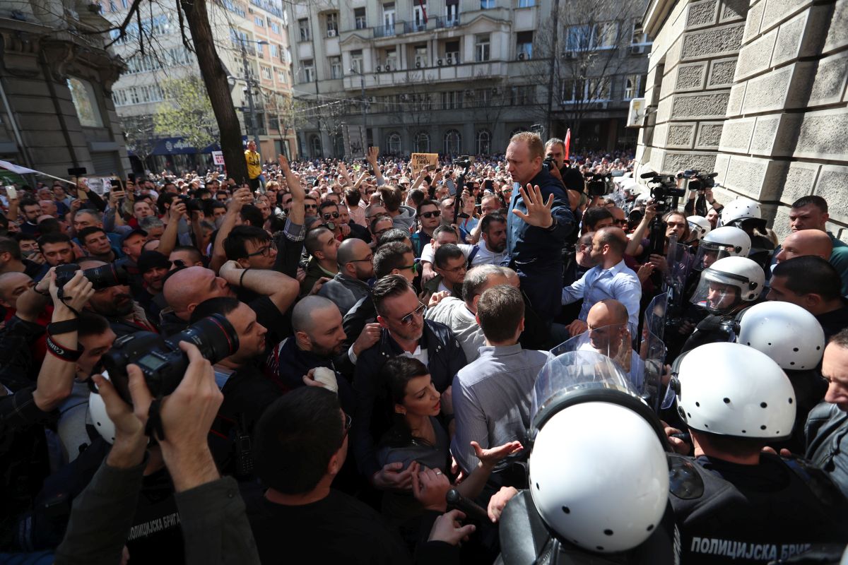 FOTO | Proteste de amploare în Serbia. Manifestanții au încercat să pătrundă în reședința președintelui Aleksandar Vucic