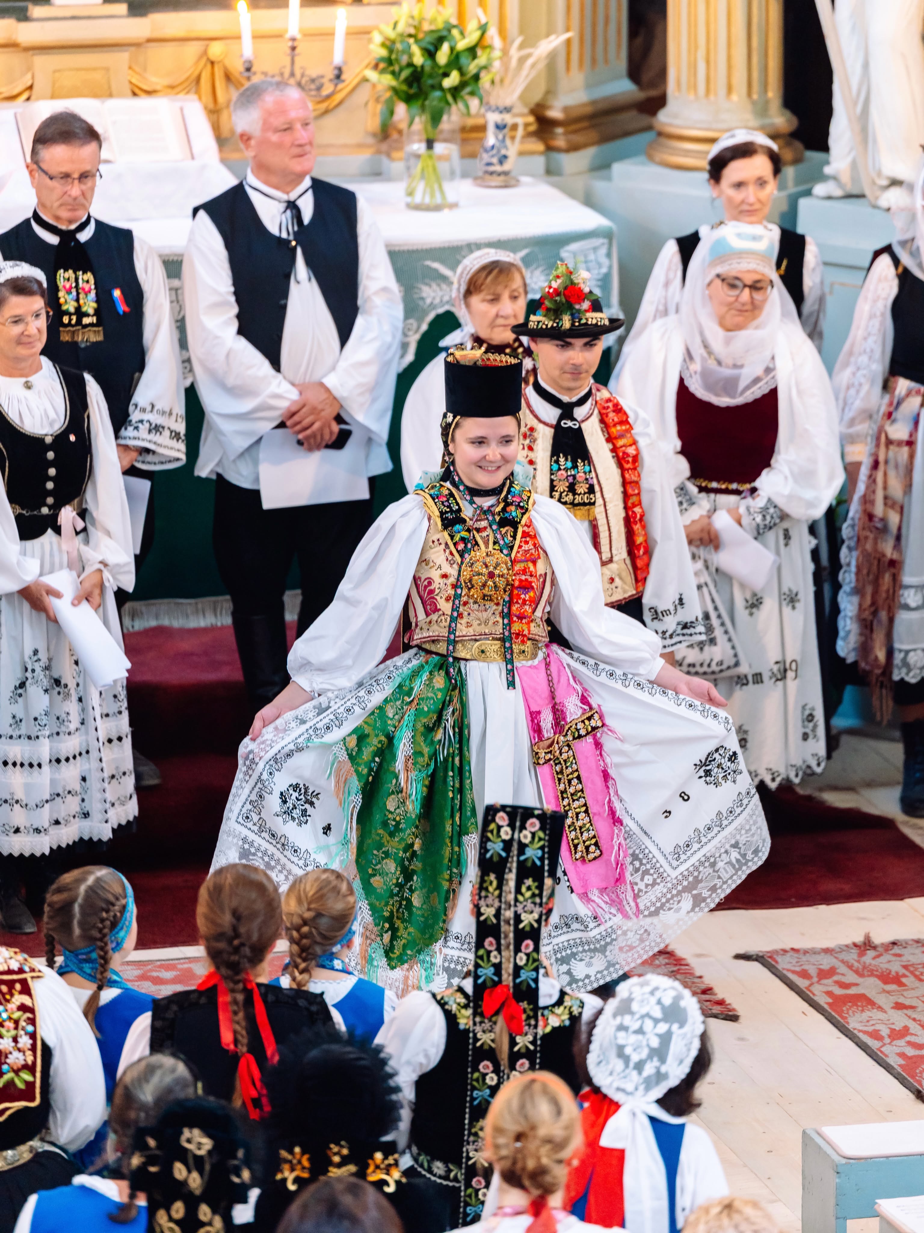 Cum au apărut Andreea Marin, Nadia Comăneci și Kira Hagi, la ritualul nunții sașilor, în Transilvania. Imaginile au fost făcute publice. „Oaspetele de onoare”