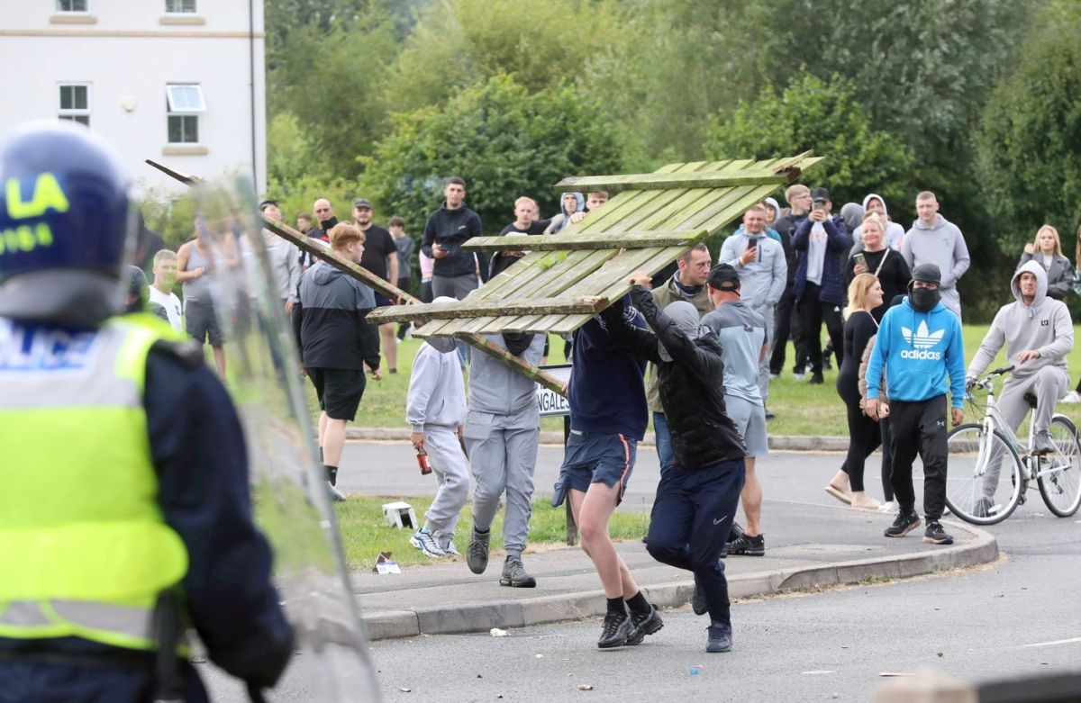 Noi violențe în Marea Britanie, după uciderea a trei fetițe: atacuri asupra unor hoteluri care găzduiesc imigranți. Guvernul anunță măsuri dure