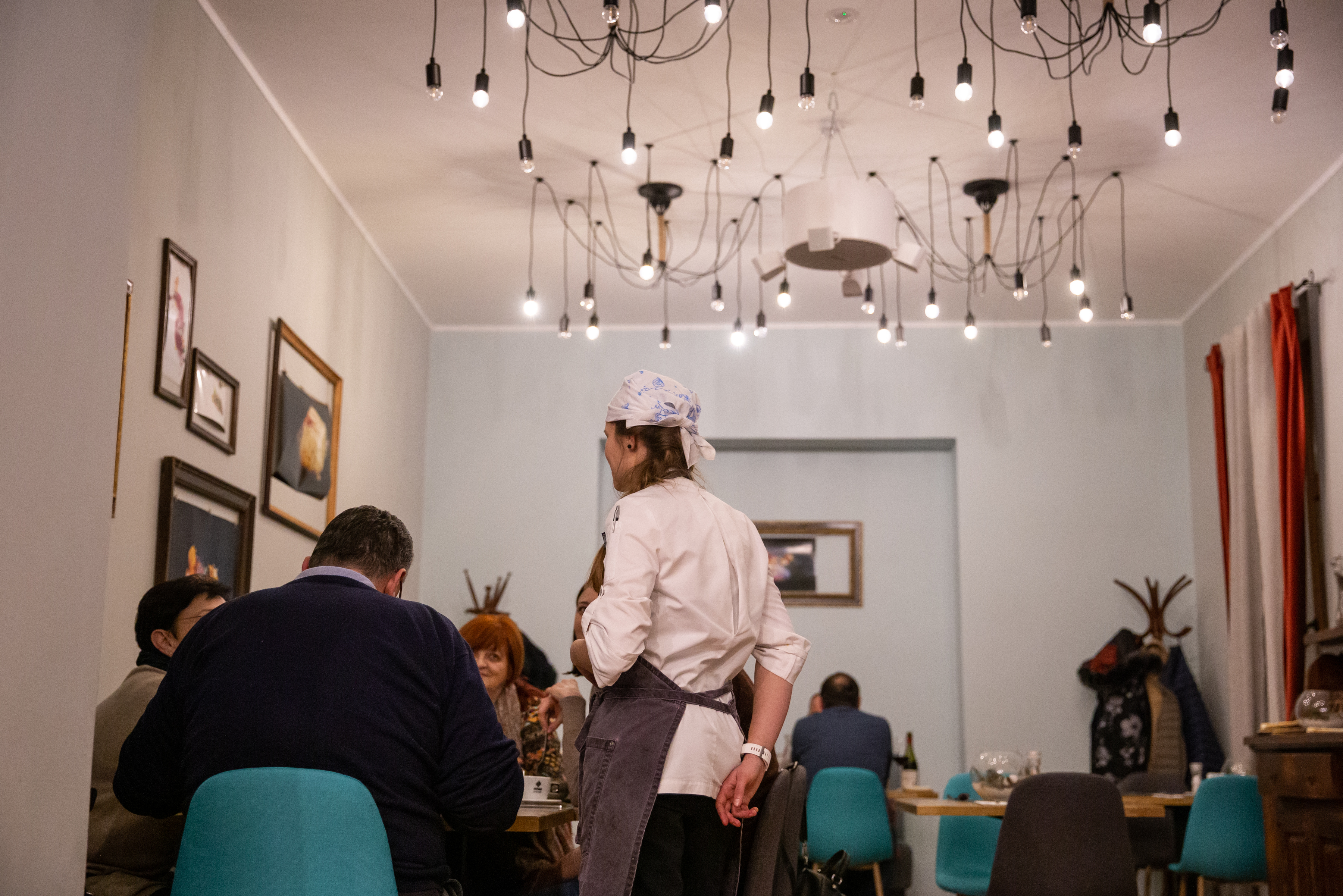 Pariul Mădălinei: primul restaurant din România unde nimic nu se aruncă, totul se transformă. Ce gust au chipsurile din zaț de cafea și piureul din coji de mere?