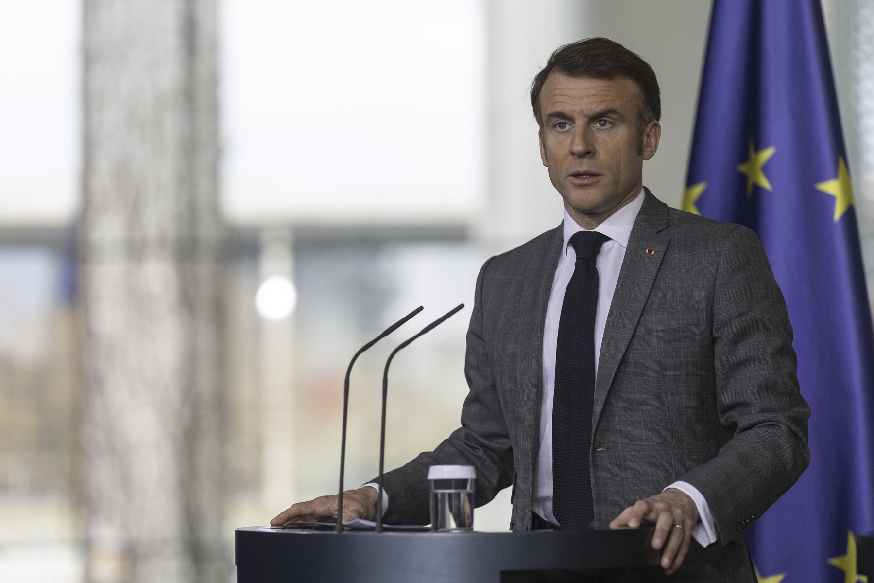 Cu ce parfum se dă Emmanuel Macron. Angajații îl simt înainte să apară la Palatul Élysée