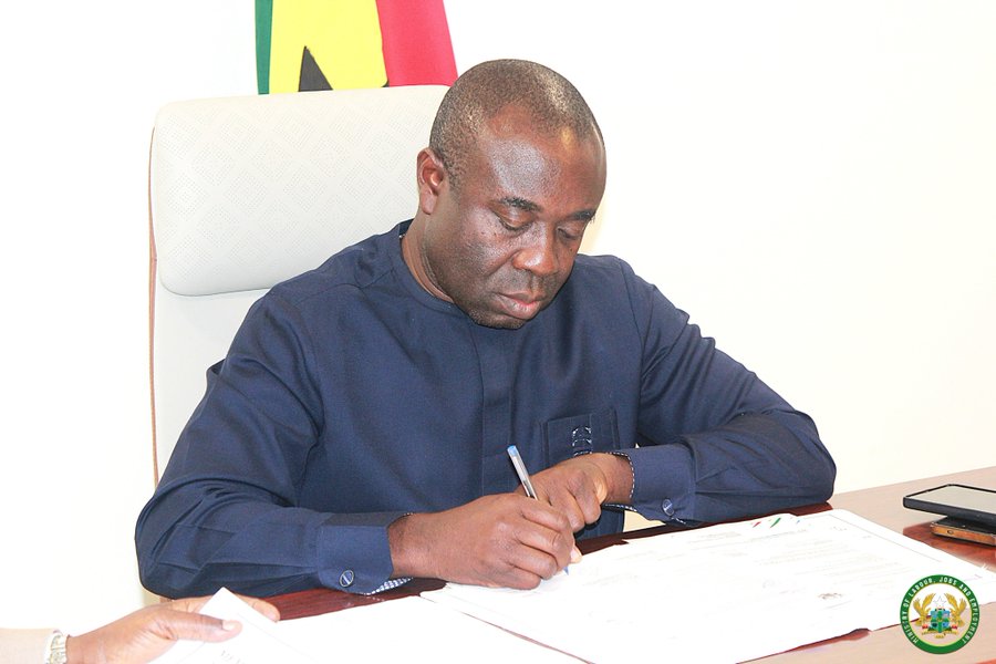 Ghana's Labour Minister Emmanuel Kwadwo Agyekum signing the memorandum of understanding as Ghana’s Dubai recruitment agreement is expected to begin with 500 workers.[@MLJE_Gov] 