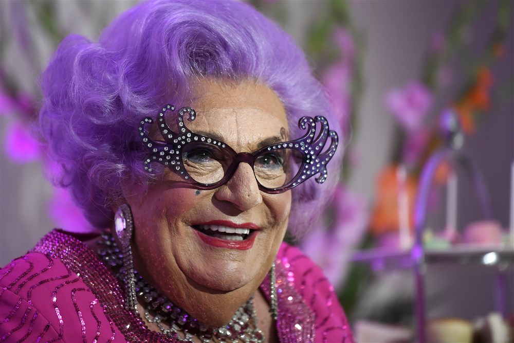 Actorul Barry Humphries, cunoscut pentru personajul Dame Edna, a murit la 89 de ani