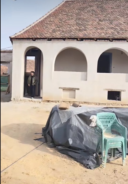 Imagini noi cu casa pe care o renovează Dana Rogoz la Viscri. Lucrările la locuința săsească au avansat