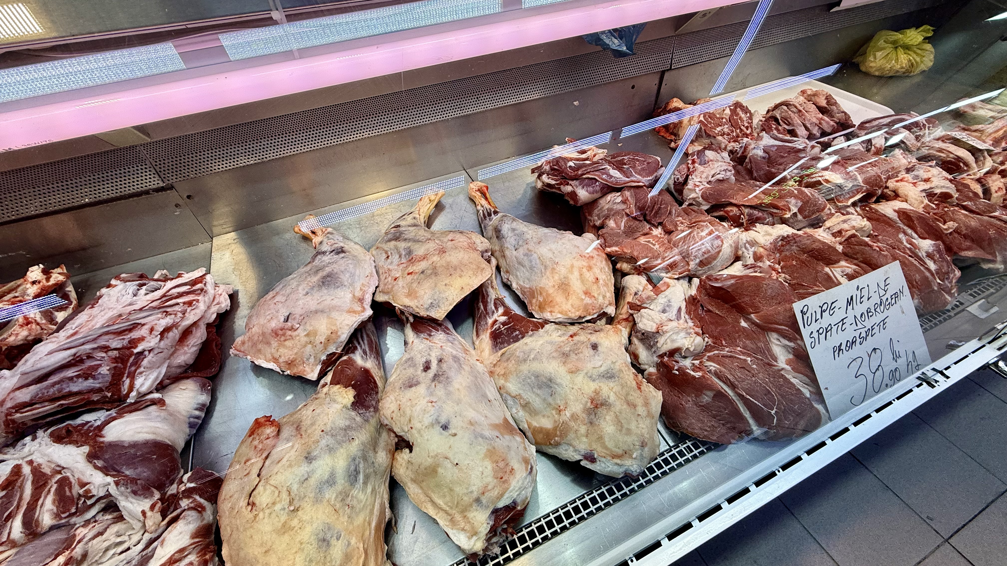 Preț miei Paște 2026. Cât costă kilogramul de carne de miel la București? „Am luat jumătate și am terminat bâlciul!”