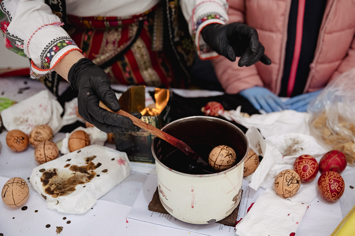 De Paști, la Muzeul Satului Vrâncean, sute de copii au lăsat smartphone-ul și au pus mâna pe chișiță, să încondeieze ouă. „Unii chiar au îndemânare, au ieșit lucruri faine”