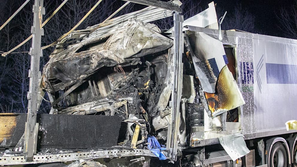Șofer român de TIR mort în cabina făcută scrum, de unde pompierii l-au scos abia după ce au stins focul, pe o autostradă germană