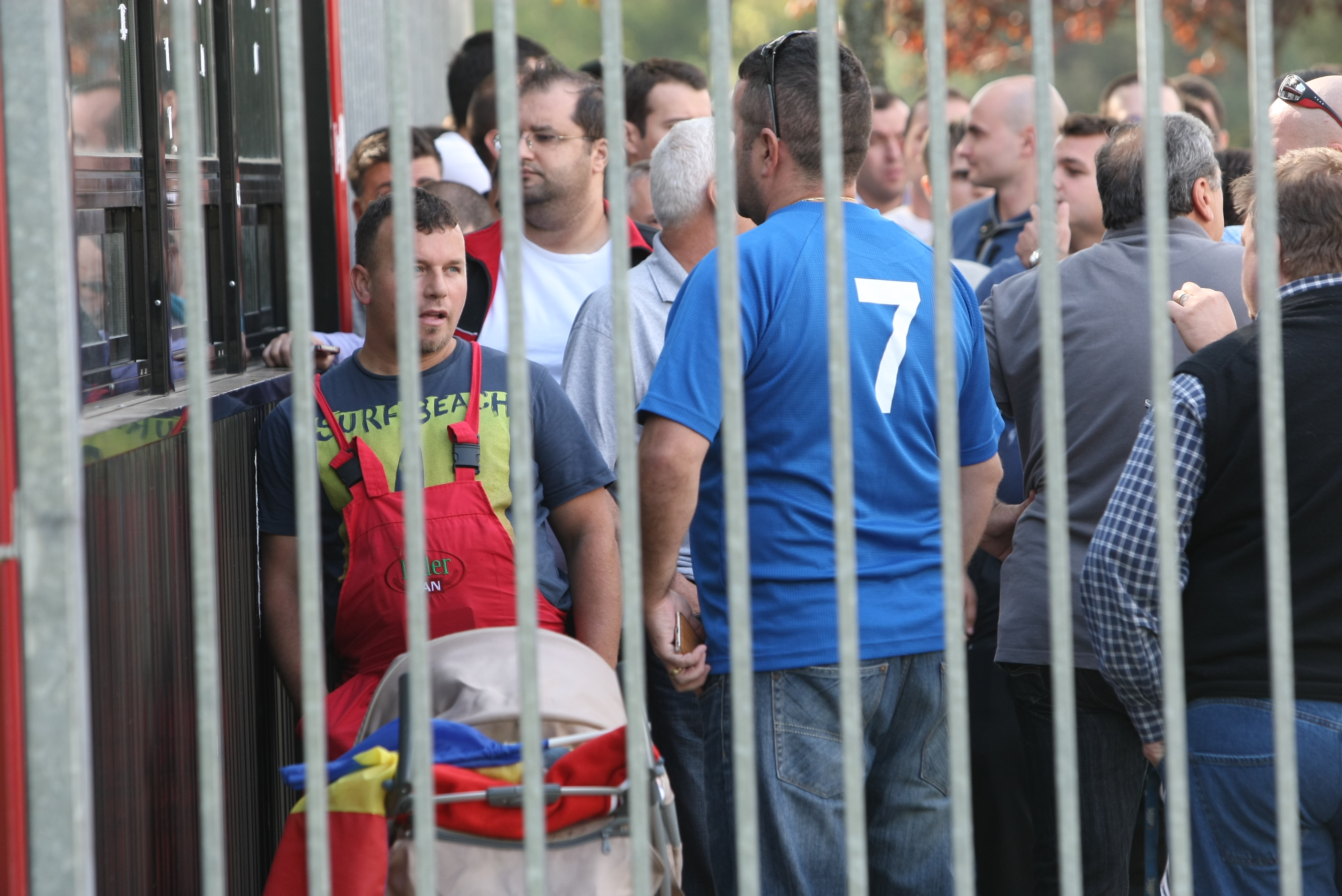 Fanii au luat cu asalt casele de bilete pentru a-i susține pe tricolori la meciul cu Finlanda, decisiv pentru calificarea la Euro 2016. ^Tichetele costă 20 de lei. Cererea uriașă a blocat sistemul de vânzare online / LIVE BLOG&FOTO