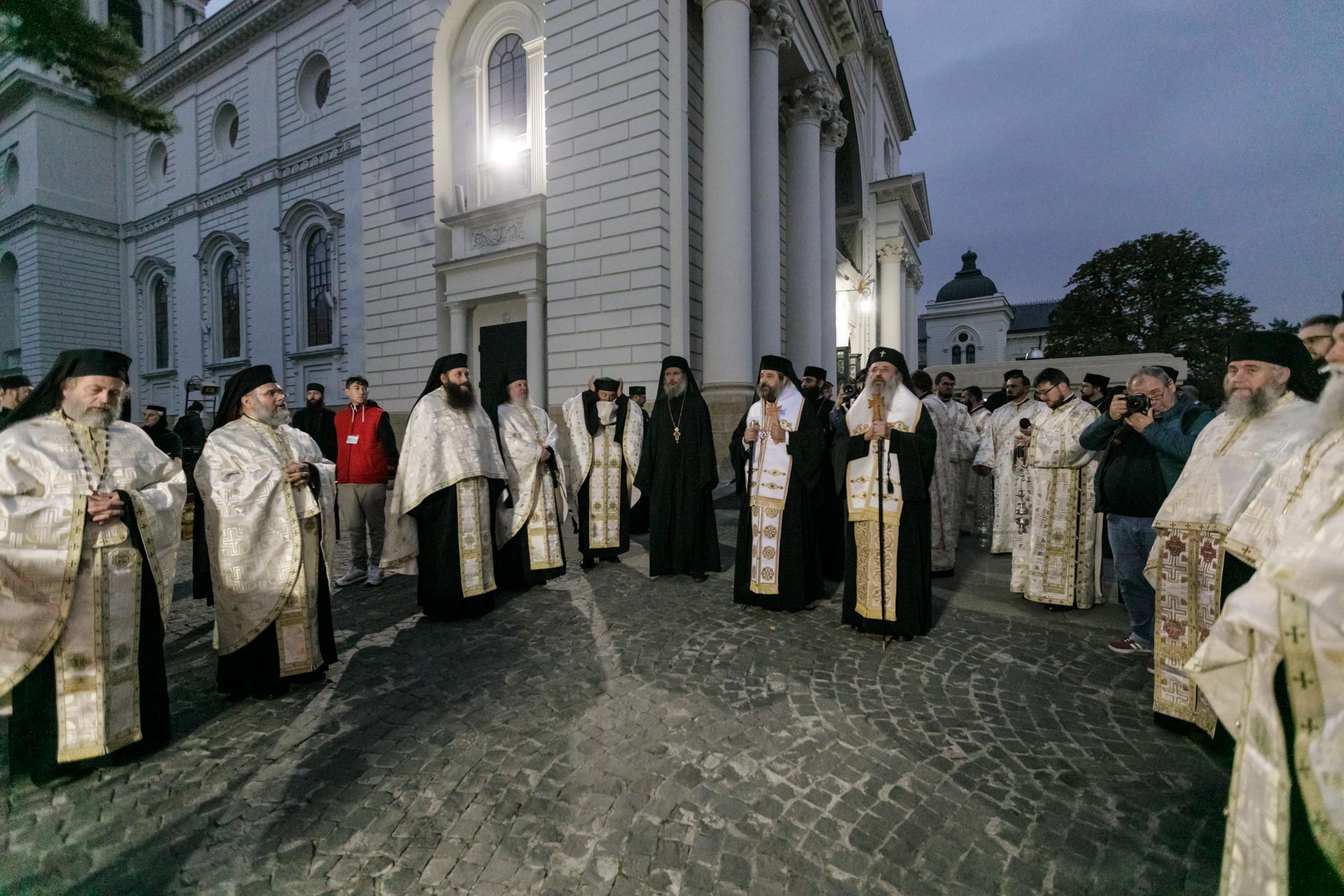 După doi ani cu restricții, moaștele Sfintei Parascheva au fost plimbate din nou prin Iași. „Ne întâlnim cu prieteni pe care nu i-am mai văzut dinainte de pandemie”