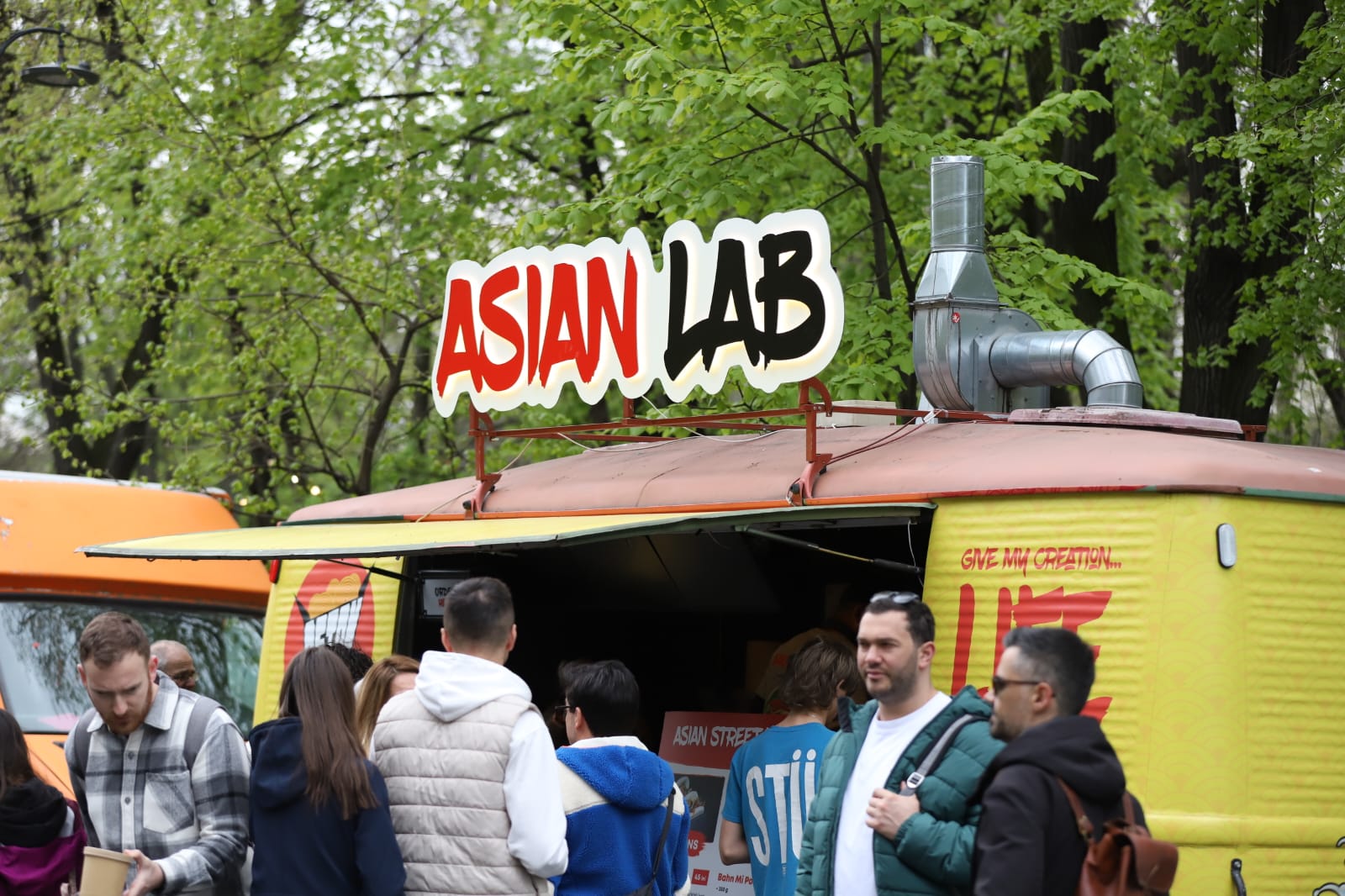 Bucharest Street Food Festival a început. Ce găsiți pe Bulevardul Kiseleff: de la burgeri la paella, plus dulciuri pentru toate gusturile