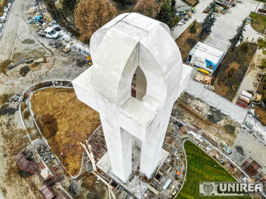 FOTO/ Cum arată Monumentul Marii Uniri de la Alba Iulia, după ce au fost date jos schelele. Are peste 1.300 de tone și a fost asemănat cu logo-ul Facebook