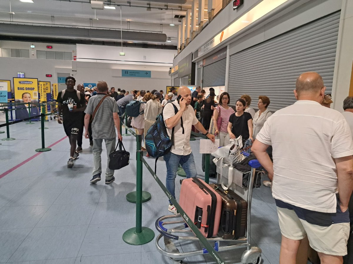 Zeci de turiști români, blocați pe aeroportul din Lisabona, după ce o cursă Wizz Air s-a anulat. „Nu ne-a spus nimeni nimic, nu ne ajută nimeni”. Precizările companiei