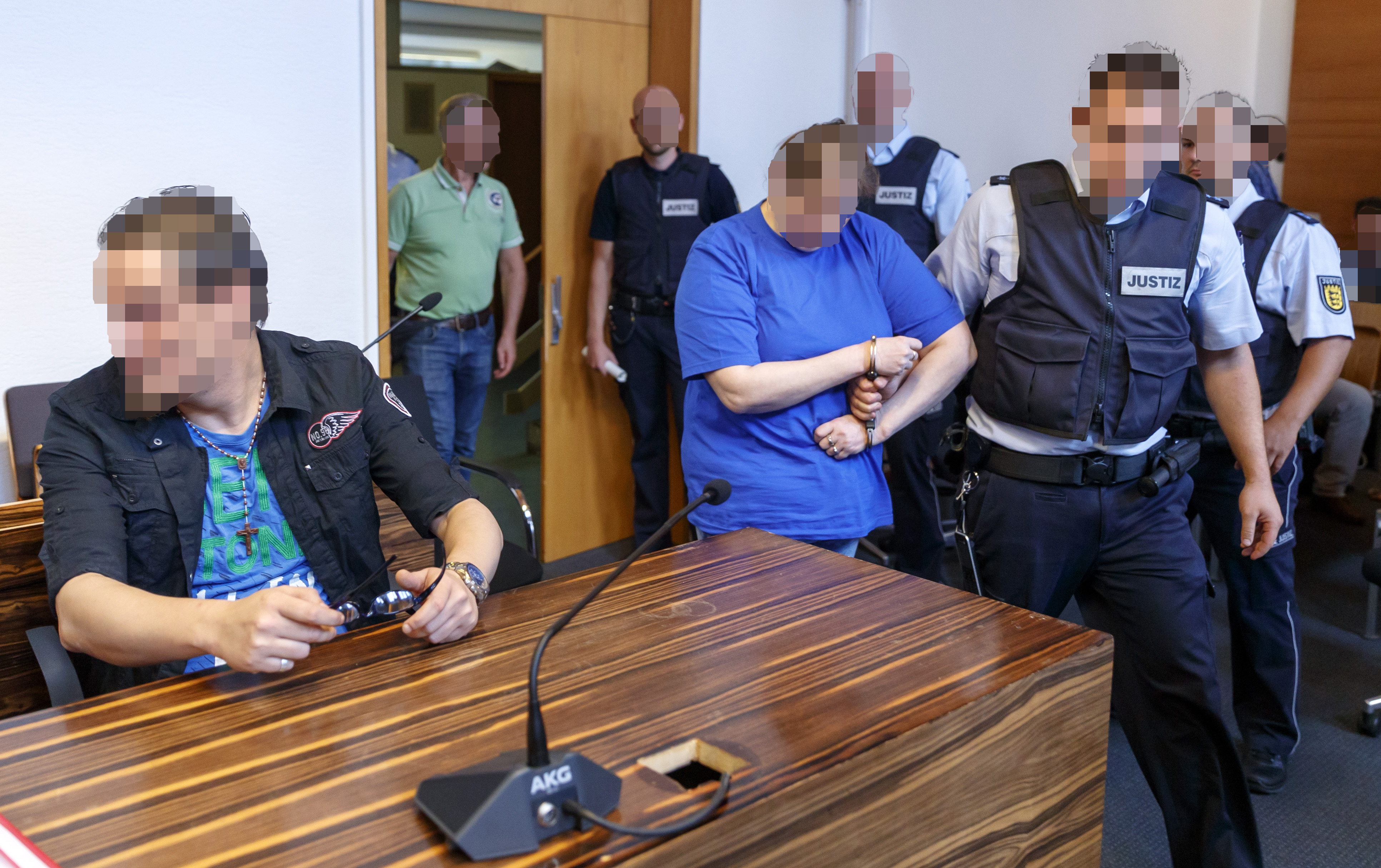 Pedeapsa primită de doi părinți care și-au violat fiul de 9 ani și l-au vândut pedofililor pe „dark web”. Ororile au fost filmate