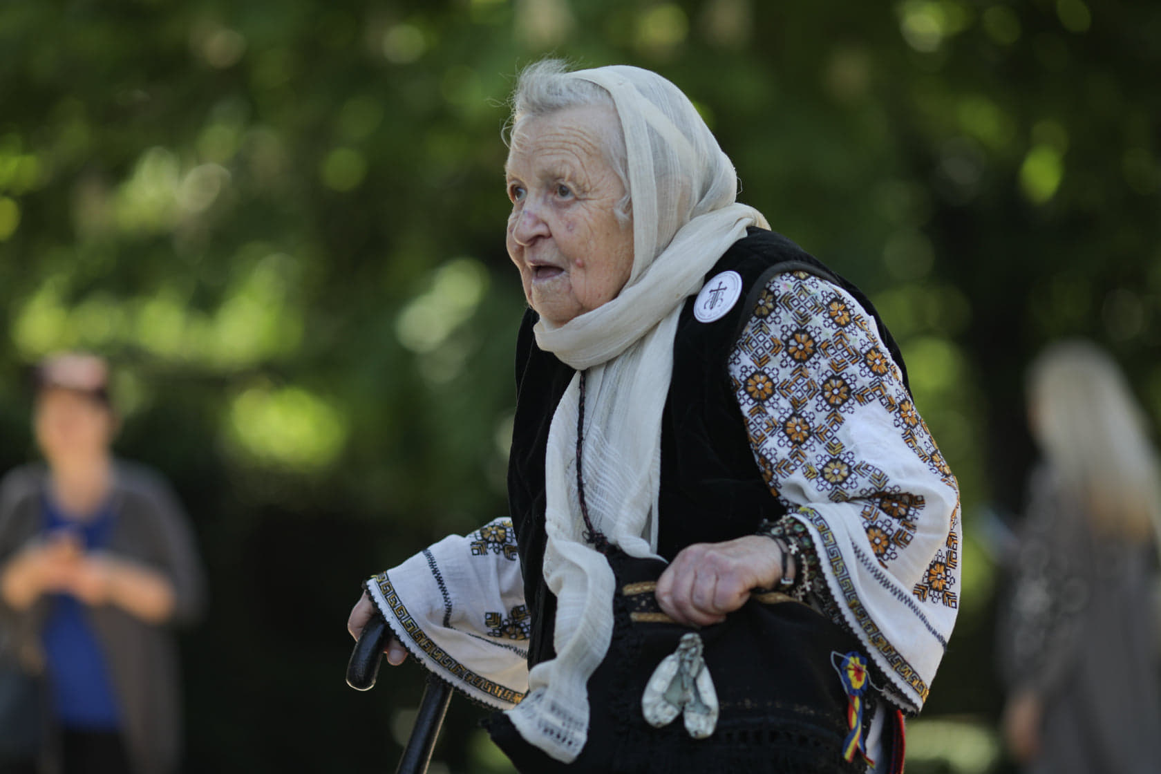 Zeci de oameni au defilat în costume populare, de ziua națională a portului tradițional din România / FOTO