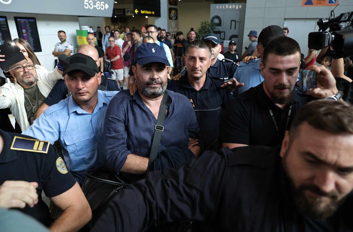 Darius Vâlcov, extrădat din Italia: flancat de jandarmi pe Otopeni, până la mașina care l-a dus la penitenciar. Are de ispășit o pedeapsă de 6 ani de închisoare