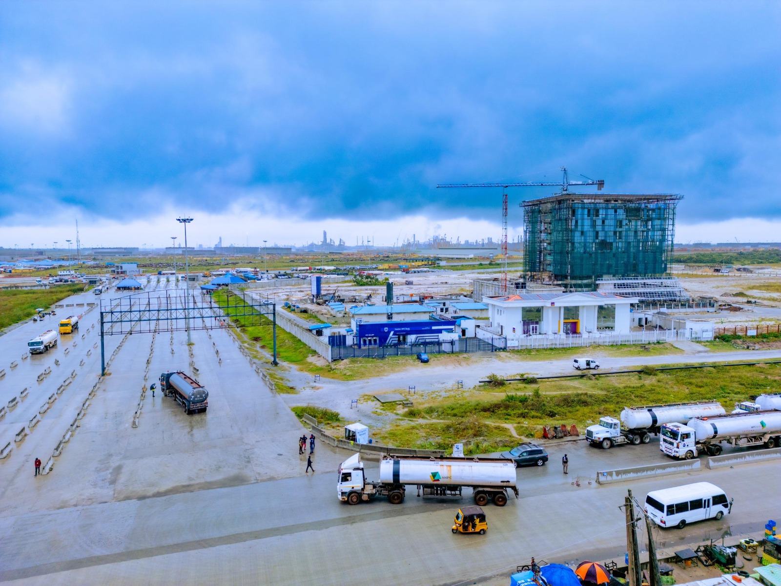 NPPC sends 300 trucks to lift petrol from Dangote Refinery, Lagos clears traffic [X:@nnpclimited]
