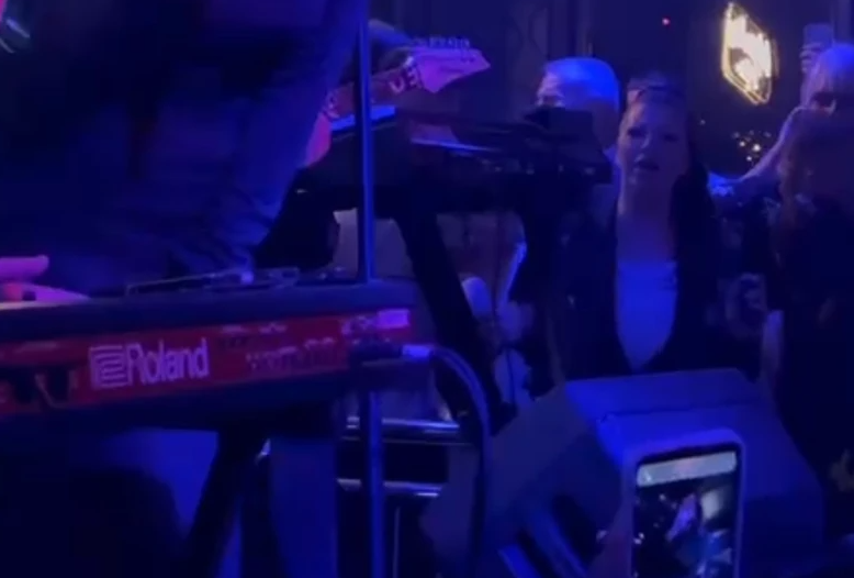 (VIDEO) MILJANA KULIĆ NAKON TOPAONICE OTIŠLA PRAVO U NOĆNI KLUB: Bivša rijaliti učesnica sa majkom luduje na nastupu poznate pevačice