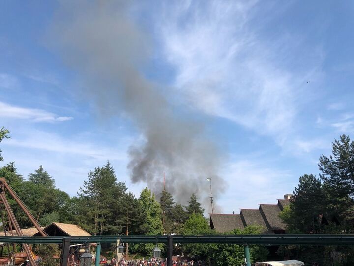Incendiu uriaș în cel mai mare parc de distracții din Germania, Europa-Park. 25.000 de oameni au fost evacuați