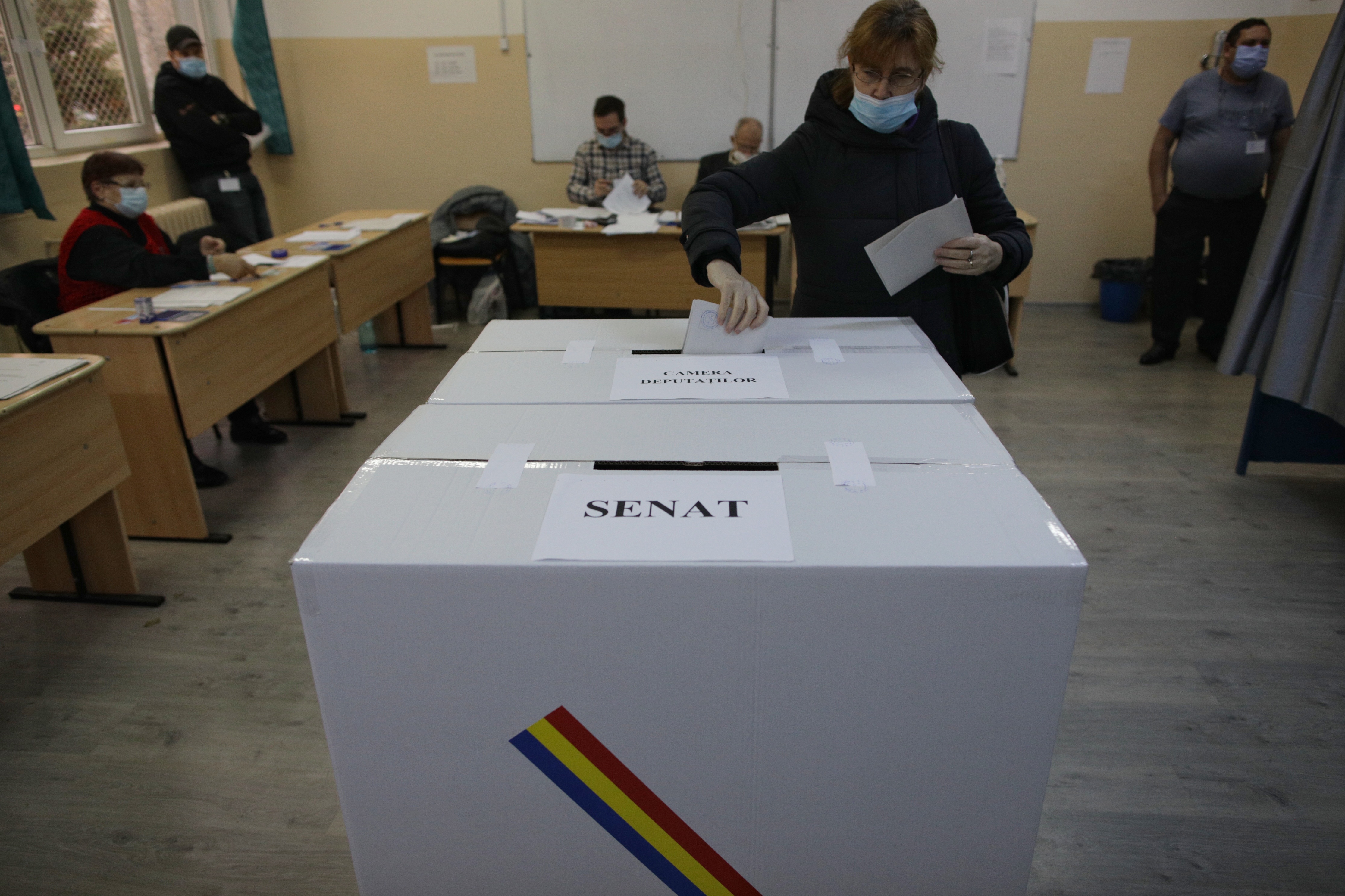 Două alegeri organizate în pandemie, mobilizare complet diferită. Cozi în septembrie, secții goale în decembrie