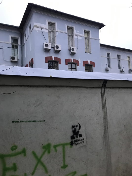 Mesaje ”#Demisia, Tudorel”, pe zidurile din jurul Universității din Iași, unde este rector fostul ministru al Justiției. Toader: ”Am făcut plângere la poliție”