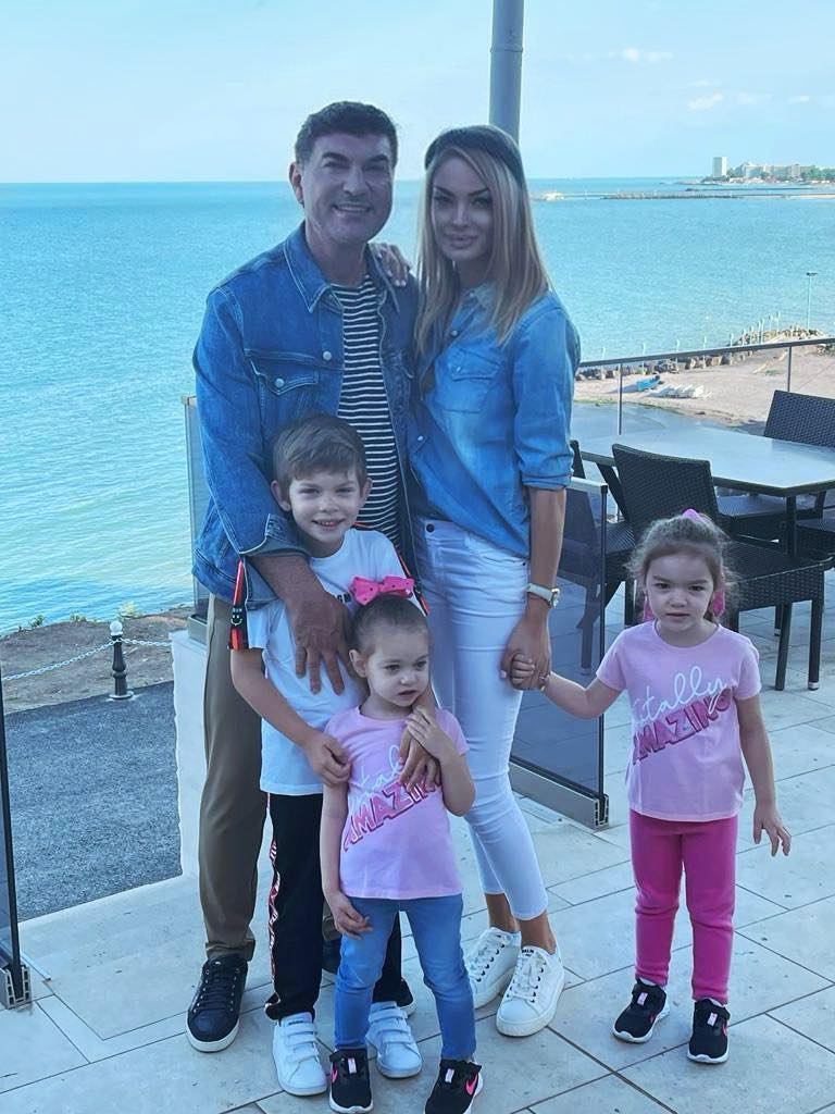 Cum a apărut Cristi Borcea alături de cei 9 copii ai săi. George Alexandru și Gloria sunt moștenitorii lui din mariajul cu Alina Vidican